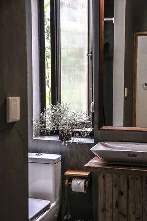 Economy Double Room | Bathroom | Shower, free toiletries, hair dryer, towels