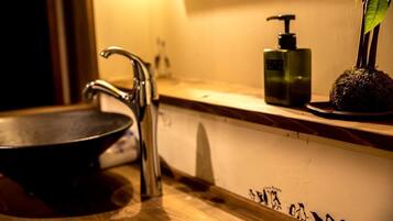 Pengering rambut, selipar, bidet, tuala disediakan