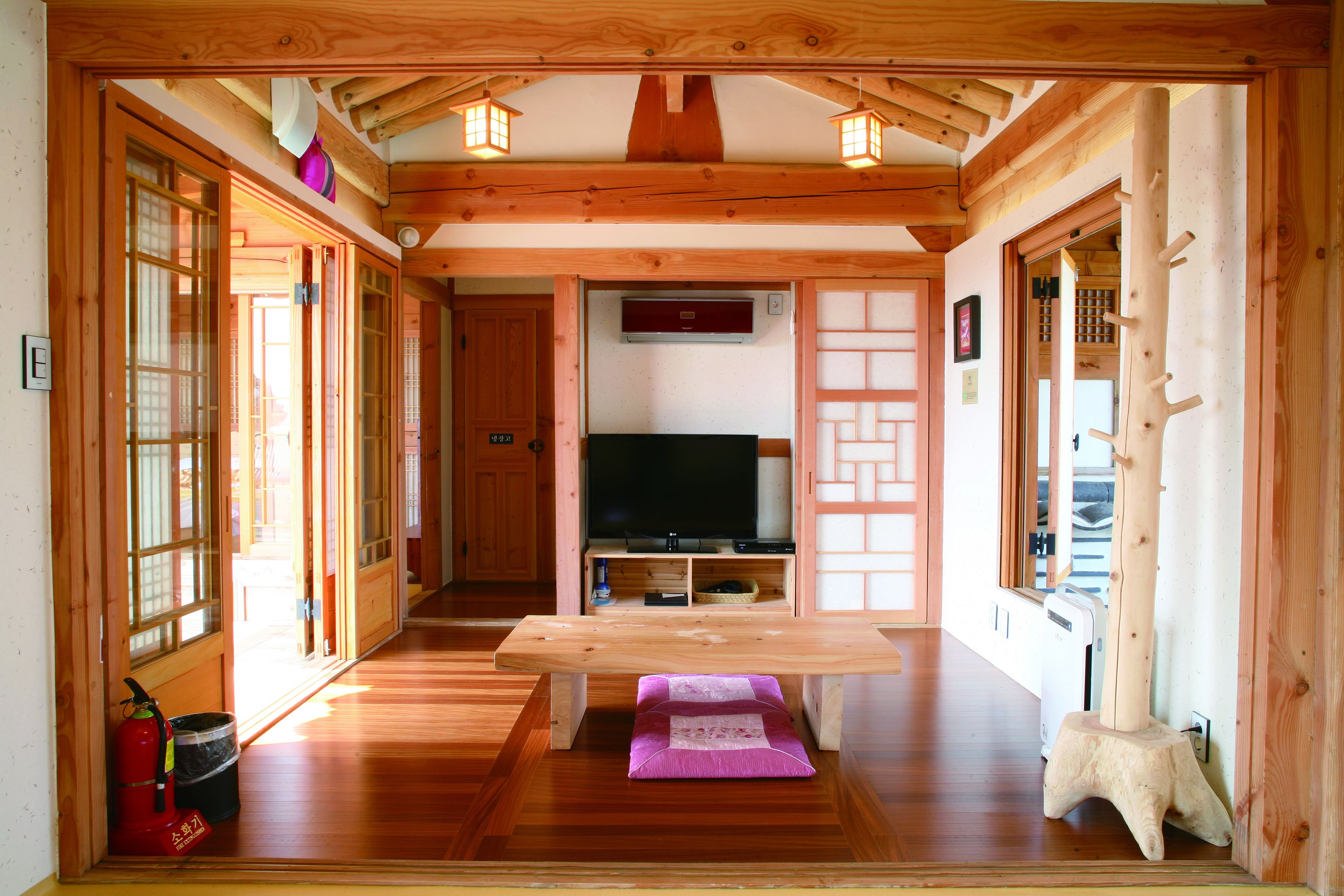 Premium bedding, desk, free WiFi