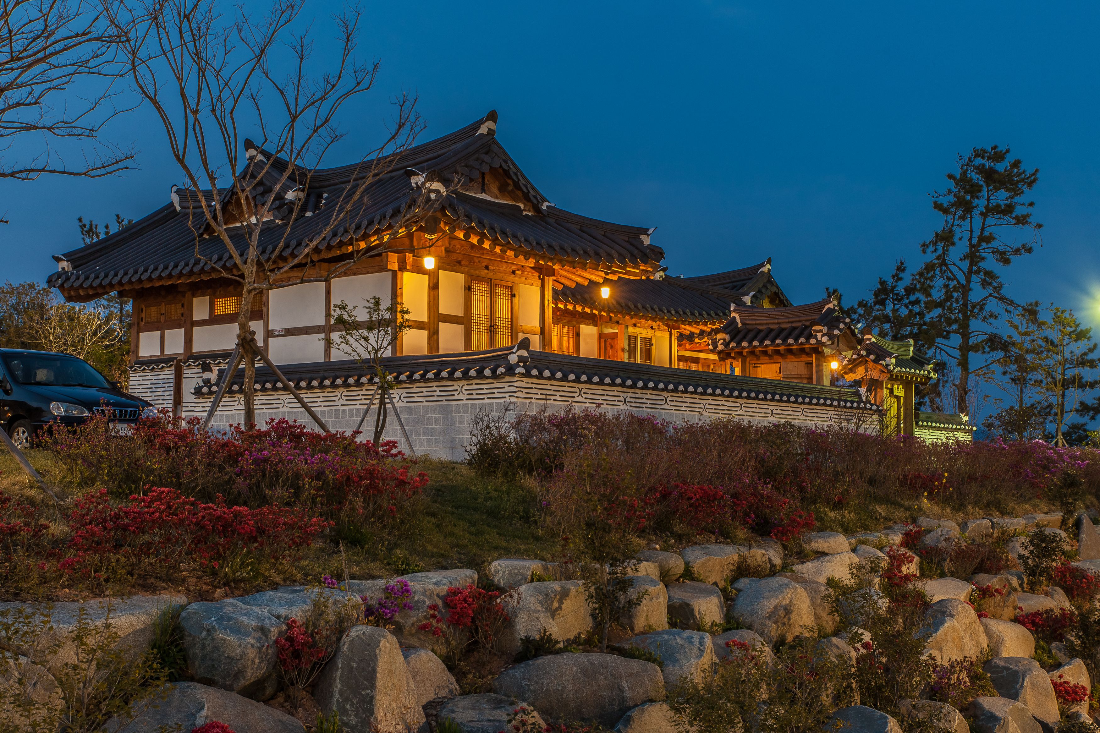 premium bedding, desk, free wifi