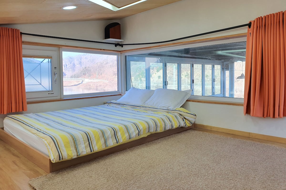 Premium bedding, free WiFi, bed sheets