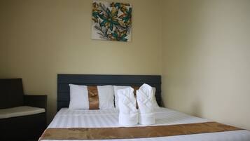 Deluxe Queen Room | Escritorio, camas extra, wifi gratis y ropa de cama