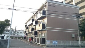 A multi-story building with a flat facade, balconies, and a parking area in front. - Condominio Mozu 102 (Sakai)