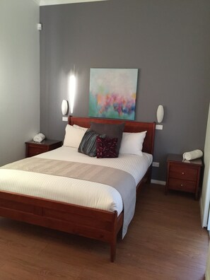 Premium villa, 1 slaapkamer, uitzicht op wijngaard, op benedenverdieping | 1 slaapkamer, luxe beddengoed, verduisterende gordijnen