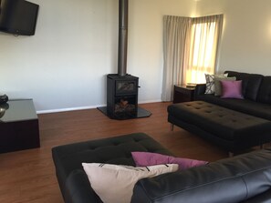 Premium-Villa, 2 Schlafzimmer, Blick auf den Weinberg | Wohnbereich | Flachbildfernseher, Kamin