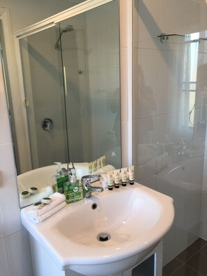 One Bedroom Villa | Bathroom shower - Beltana Villas (Pokolbin)