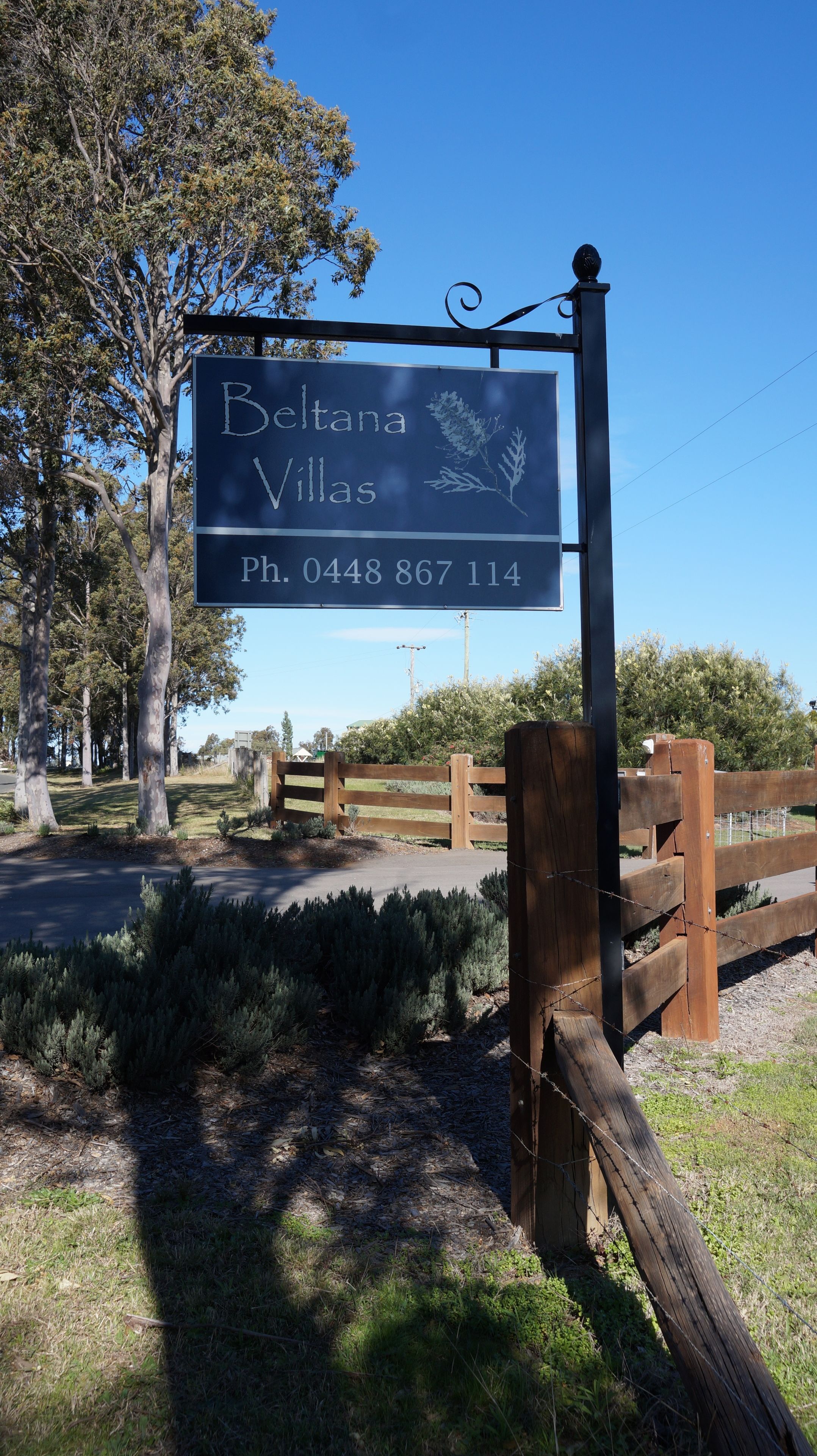 Señal de Beltana Villas con un número de teléfono de contacto.