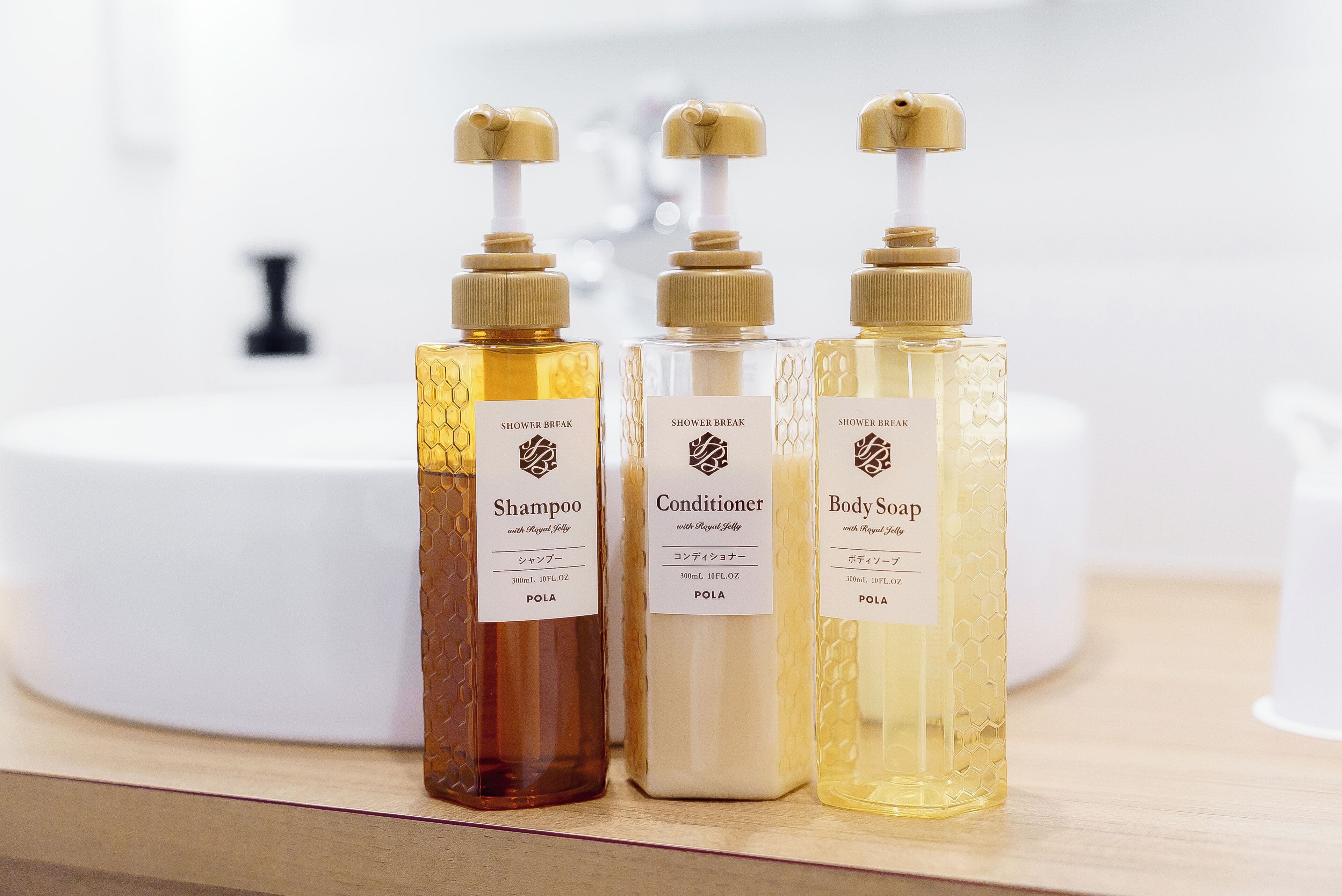 separate bathtub and shower, deep-soaking bathtub, free toiletries