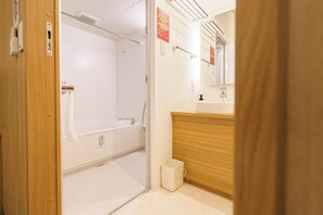 Separate tub and shower, deep soaking tub, free toiletries, hair dryer - Sakura Garden Hotel (Osaka)