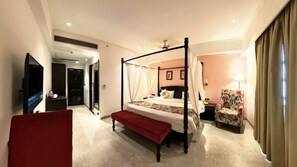 Habitación Deluxe | Minibar, caja de seguridad en la habitación y escritorio 