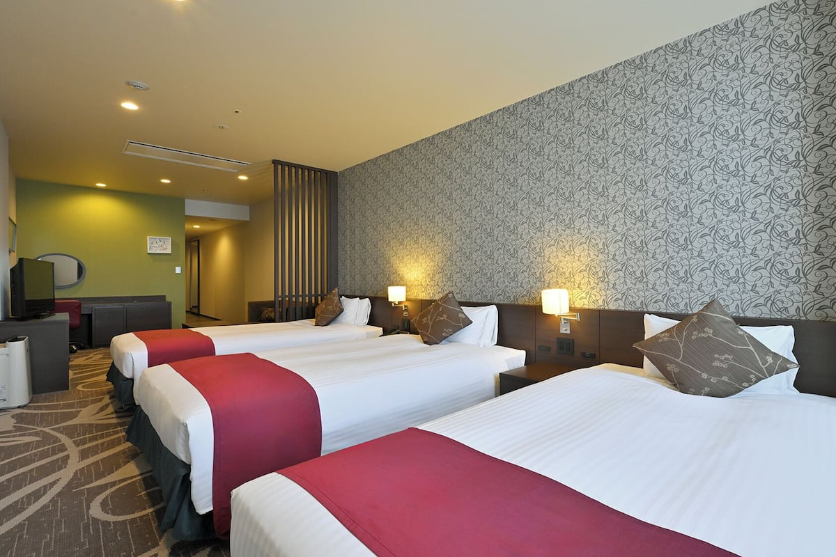 Tremannsrom – deluxe, ikke-røyk | Safe på rommet, skrivebord, wi-fi (inkludert) og sengetøy