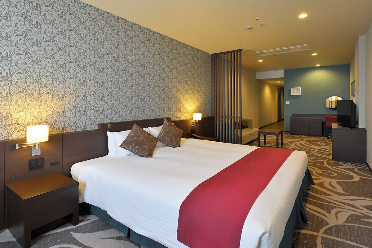 Dobbeltrom – deluxe, ikke-røyk | Safe på rommet, skrivebord, wi-fi (inkludert) og sengetøy