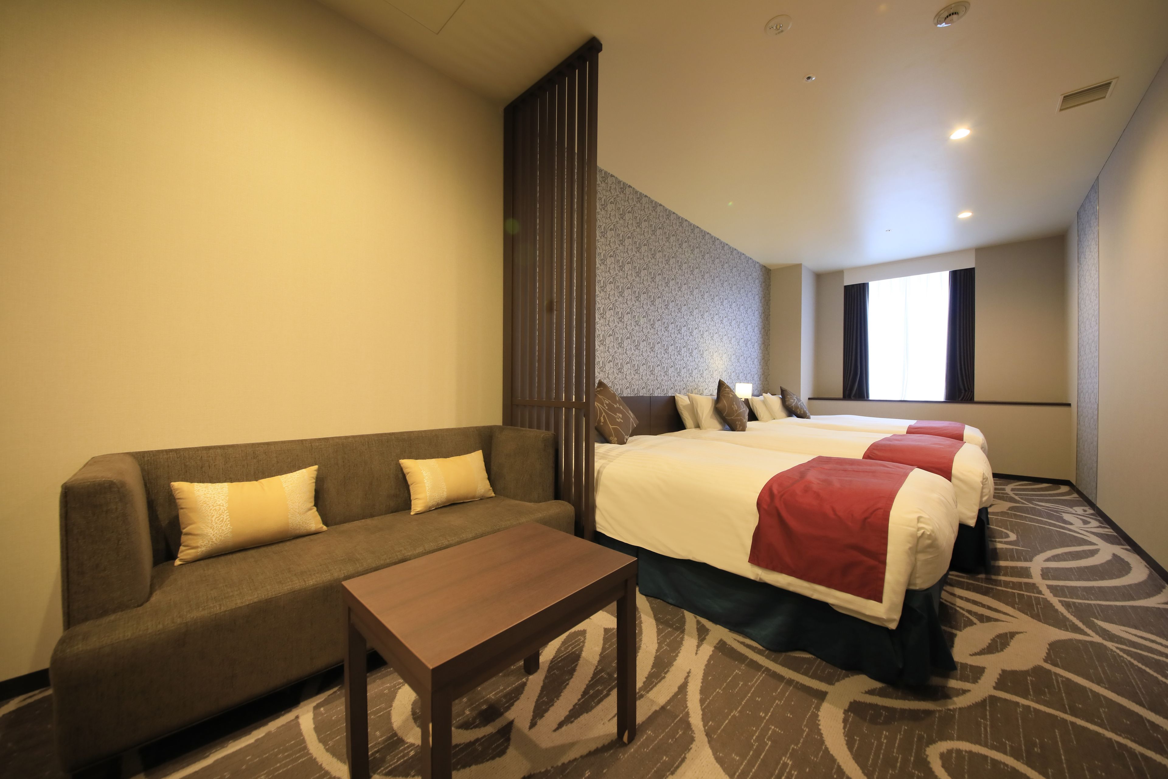 deluxe triple room, non smoking | 1 bedroom, in-room safe, desk, free wifi