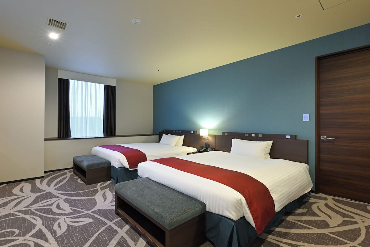 Rom, ikke-røyk (Corner Suite Twin Room) | Safe på rommet, skrivebord, wi-fi (inkludert) og sengetøy