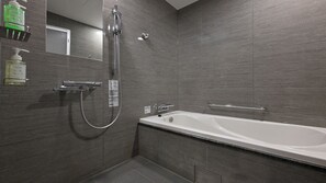Standaard Twin kamer, niet-roken | Badkamer | Een aparte badkuip en douche, gratis toiletartikelen, een haardroger