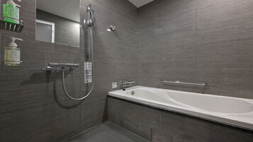 Bañera y ducha independientes, artículos de tocador gratuitos