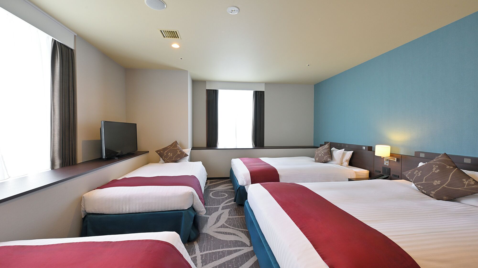 패밀리 스위트, 금연 (Corner Suite Twin Room) | 거실 공간 | 평면 TV, 유료 영화