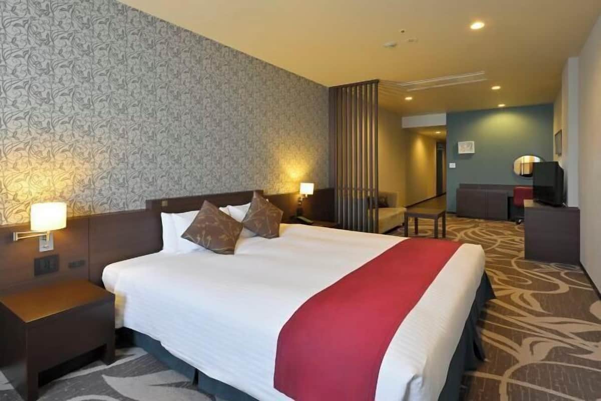 In-room safe, desk, free WiFi, bed sheets