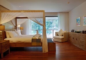 3 Bedroom Suite | 迷你吧、客房內保險箱、書桌、遮光布/窗簾