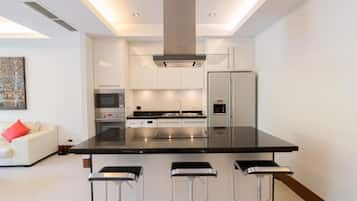 Lemari es besar, microwave, oven, dan kompor