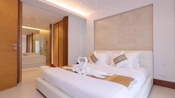 3 kamar tidur, minibar, brankas, dan meja kerja