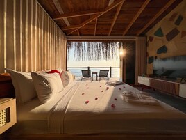 Elite Tree House | Minibar, in-room safe, individually decorated, soundproofing