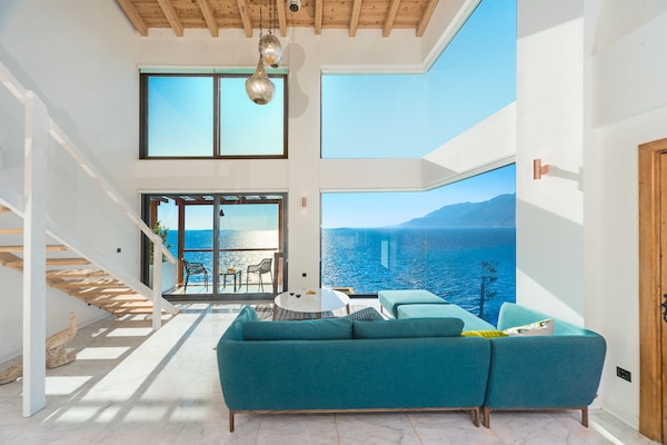 Suite Gallery, vistas al mar | Zona de estar | Una televisión LCD