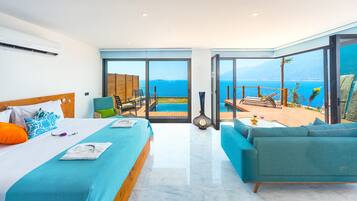 Chambre Romantique, piscine privée, vue mer | Minibar, coffres-forts dans les chambres, décoration personnalisée