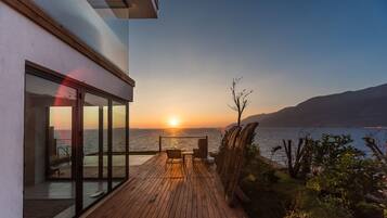Habitación romántica, alberca privada, vista al mar | Minibar, caja de seguridad en la habitación y decoración personalizada