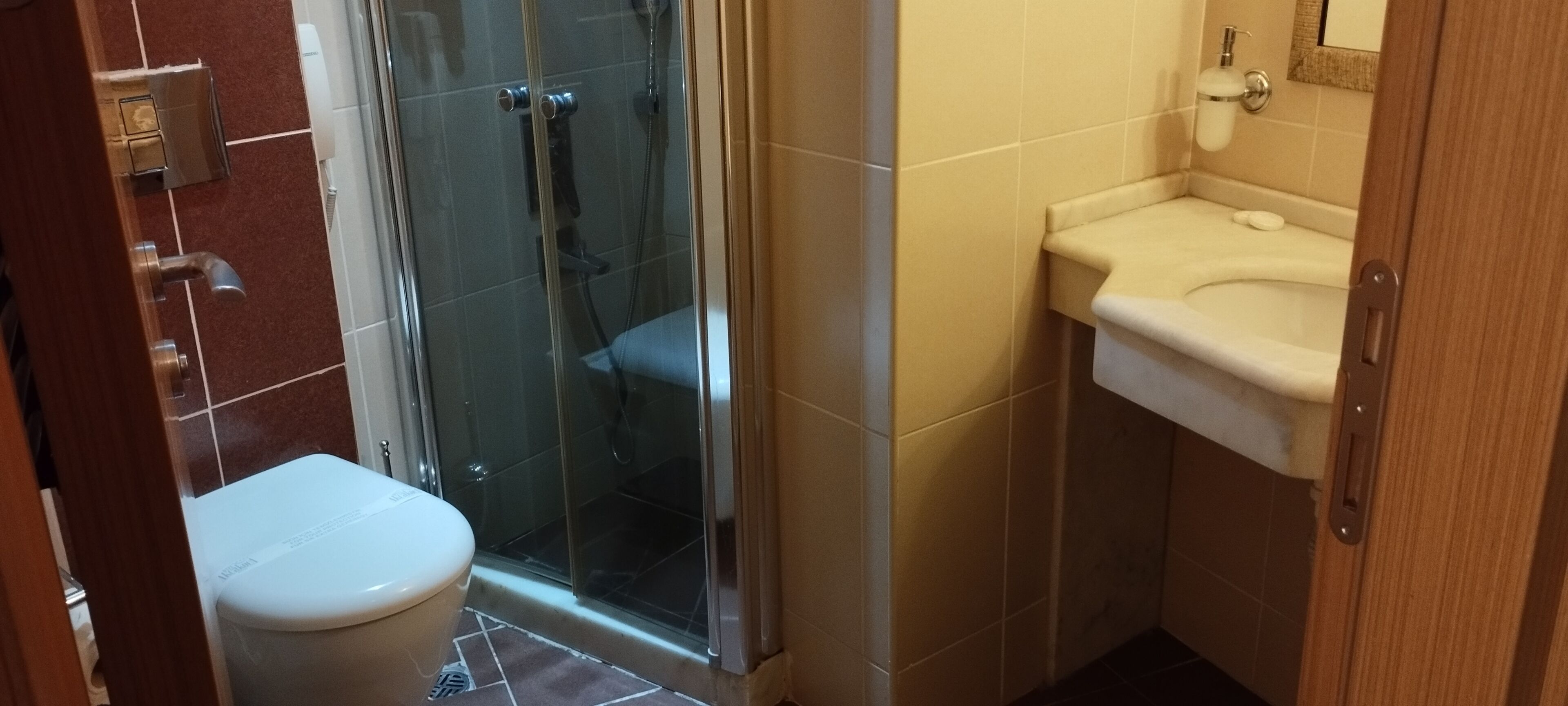 Un baño con inodoro, ducha y lavamanos.