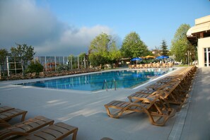 Indoor pool, seasonal outdoor pool, pool umbrellas, sun loungers - Otel Akçakoca (Akcakoca)
