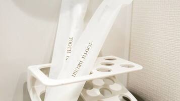 Standard Twin Room | Bathroom amenities | Separate tub and shower, free toiletries, towels