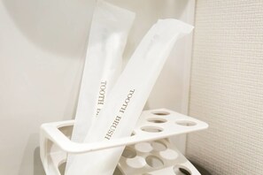 標準雙床房 | 浴室設施 | 獨立浴缸和淋浴設備、免費盥洗用品、毛巾