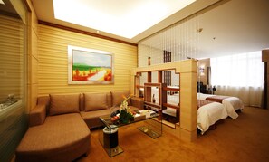 Quarto duplo empresarial | Frigobar, cofres nos quartos, escrivaninha, cortinas blackout