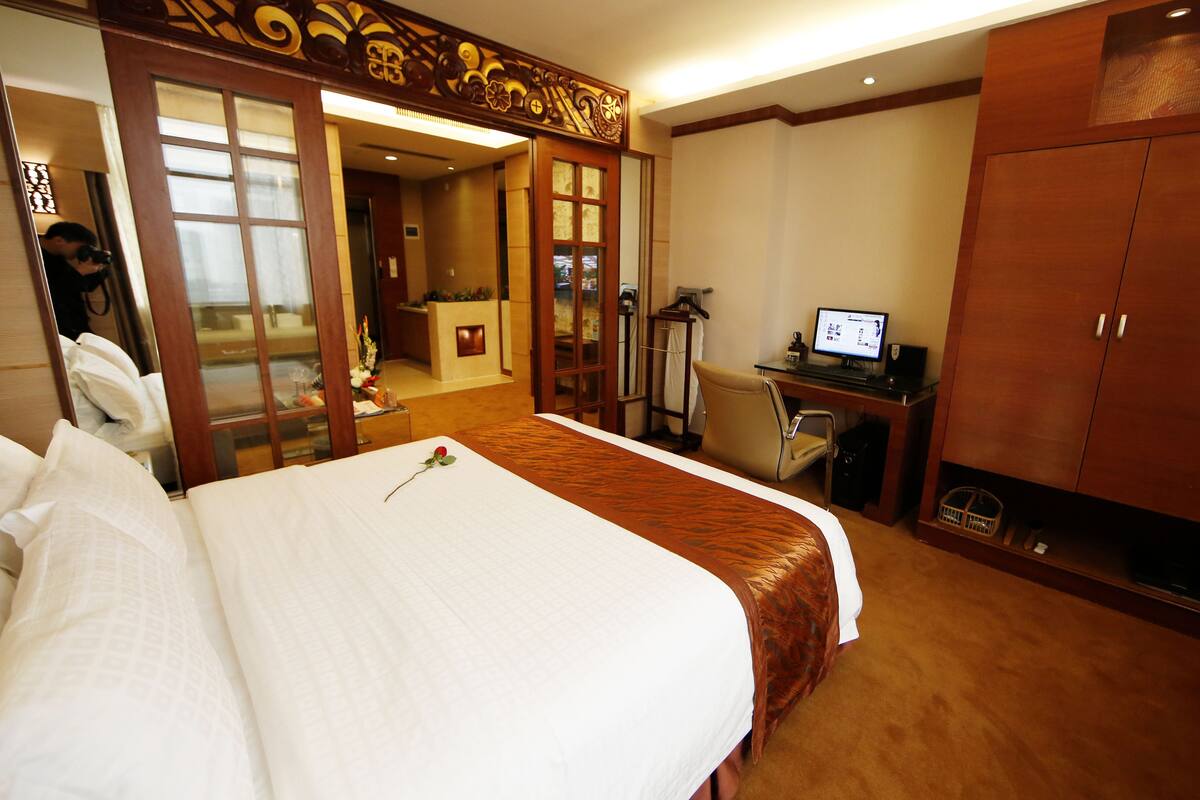 Rom – business, 1 queensize-seng | Minibar, safe på rommet, skrivebord og blendingsgardiner