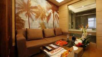 Executive Queen Room  | Minibar, in-room safe, desk, blackout drapes