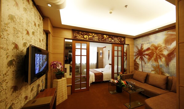 Business Queen Room | Minibar, in-room safe, desk, blackout drapes - New Beacon New Times International Hotel (Wuhan)