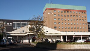 Un hôtel au design moderne, dont l’enseigne « HOTEL METS » est bien visible sur la façade.