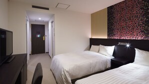 Une chambre d’hôtel avec deux lits, un bureau avec une télévision et une grande œuvre d’art abstraite accrochée au mur.
