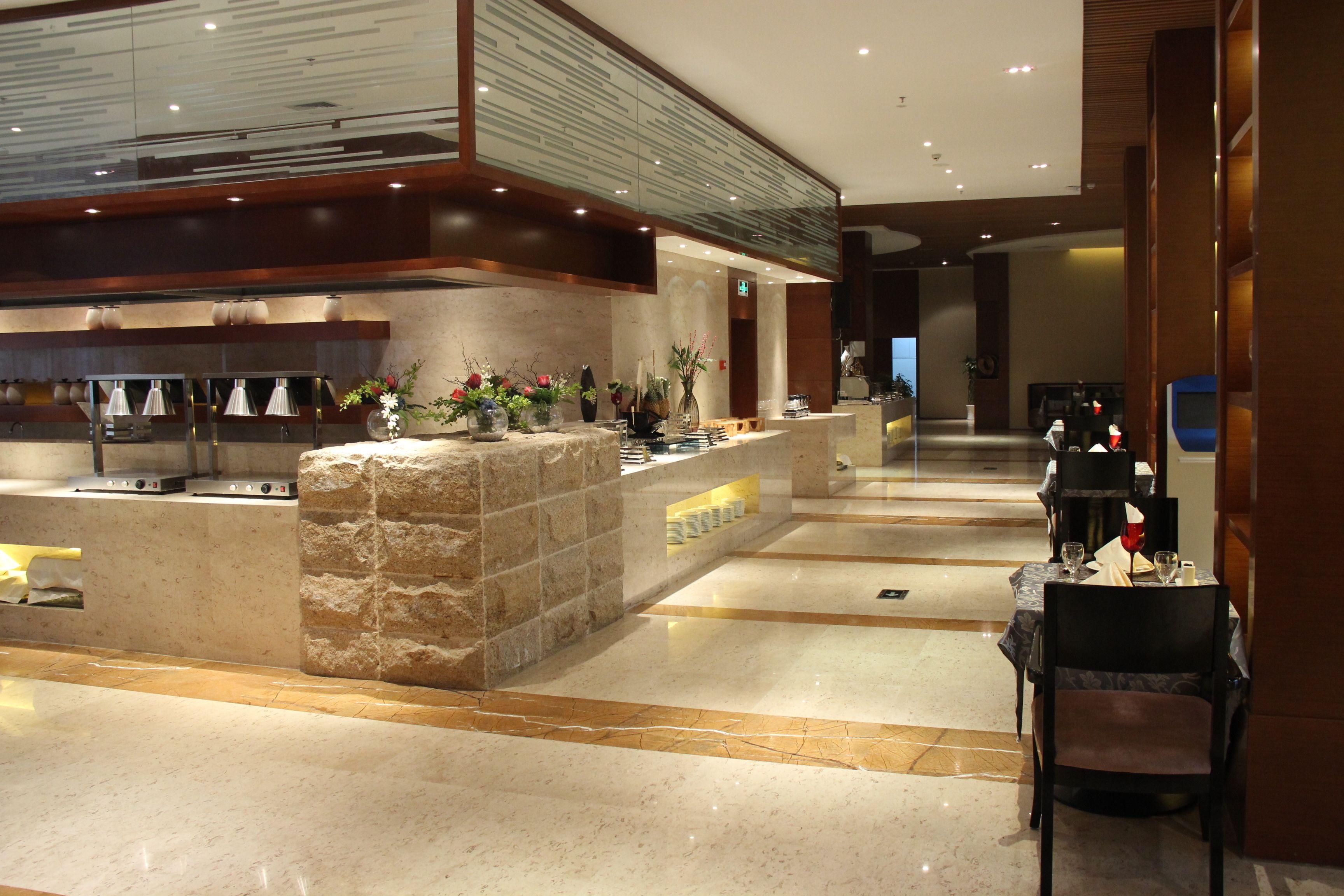 حيث تُقدم وجبات الإفطار، الغداء، العشاء، الأطباق العالمية