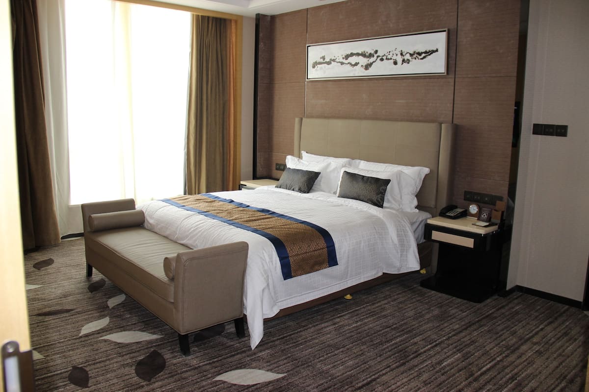Deluxe Room, 1 Queen Bed | Minibar, in-room safe, desk, blackout curtains