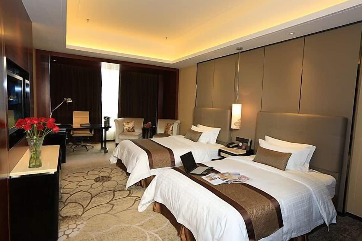 Deluxe Twin Room | Minibar, in-room safe, desk, blackout curtains