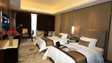 Deluxe Twin Room | Minibar, in-room safe, desk, blackout drapes