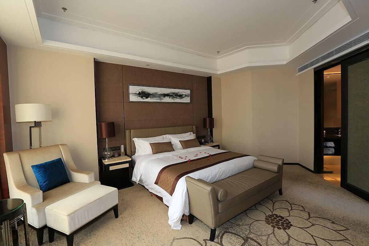 Suite superior | Minibar, caja fuerte, escritorio y cortinas opacas