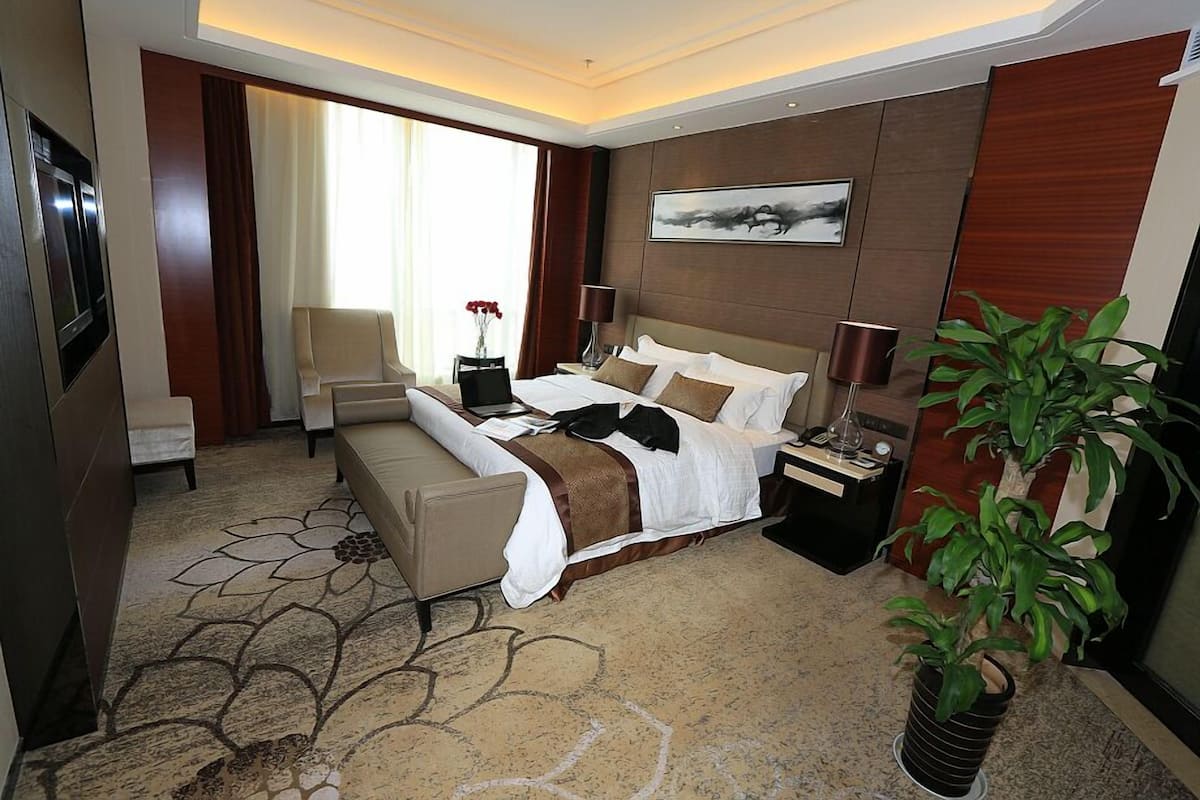 Suite ejecutiva | Minibar, caja fuerte, escritorio y cortinas opacas