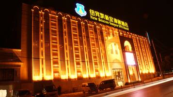 Bagian depan properti - sore/malam