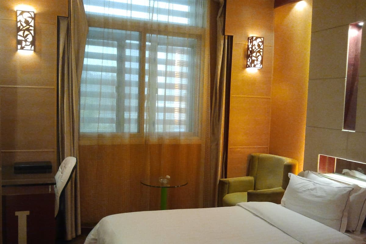 Phòng đôi Deluxe | Minibar, két bảo mật tại phòng, bàn, màn/rèm cản sáng 