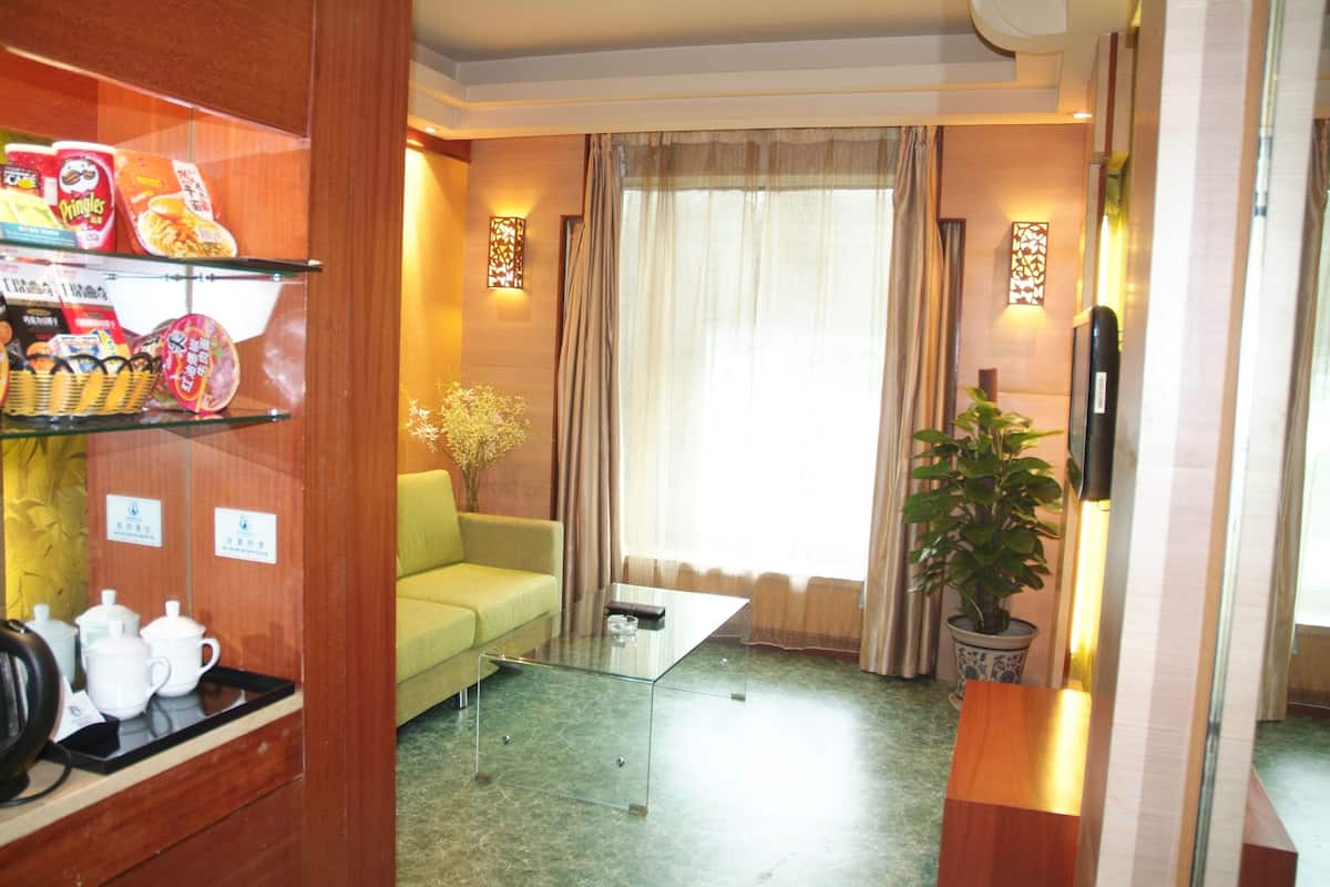 Phòng Suite Superior | Minibar, két bảo mật tại phòng, bàn, màn/rèm cản sáng 
