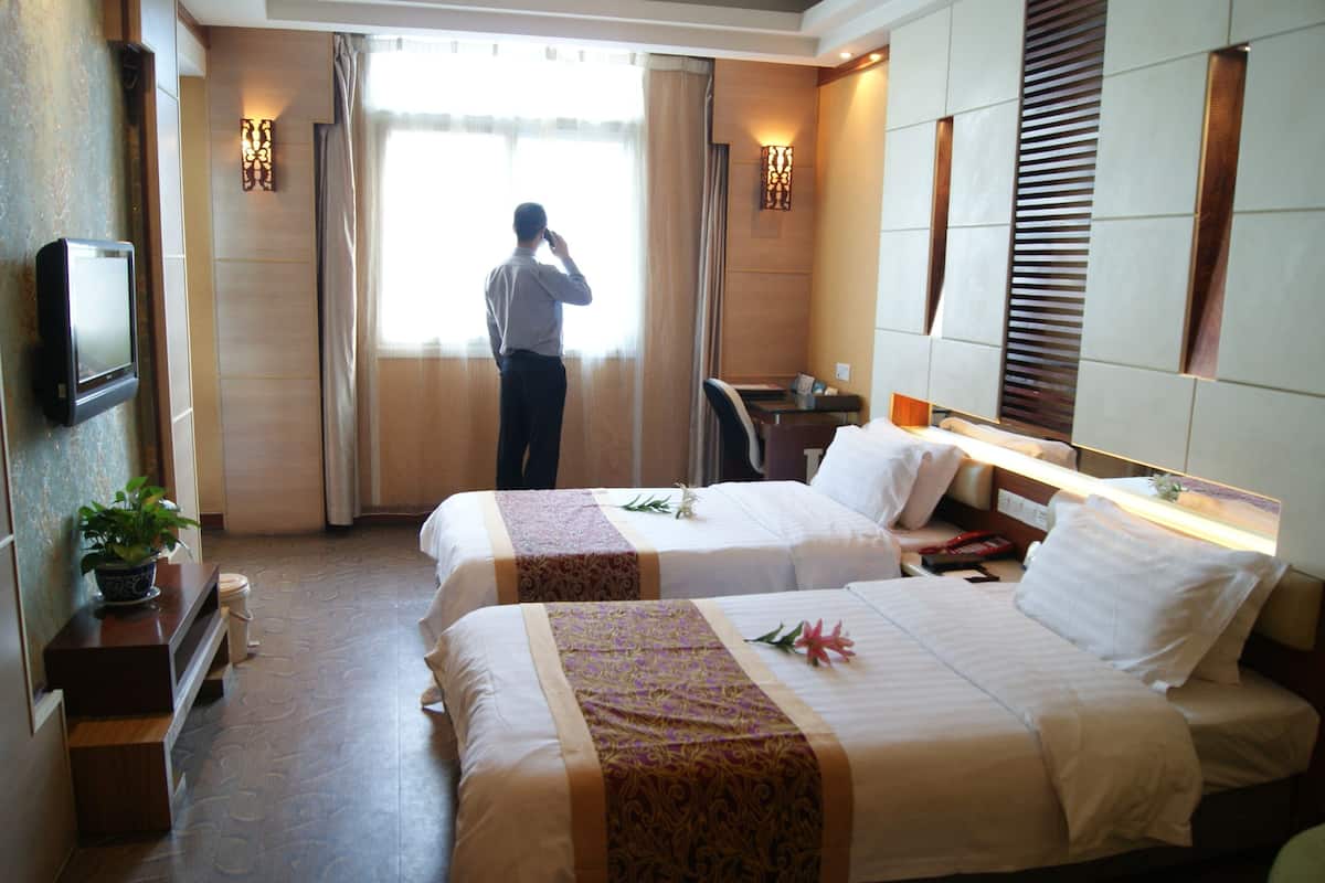 Phòng 2 giường đơn Deluxe | Minibar, két bảo mật tại phòng, bàn, màn/rèm cản sáng 