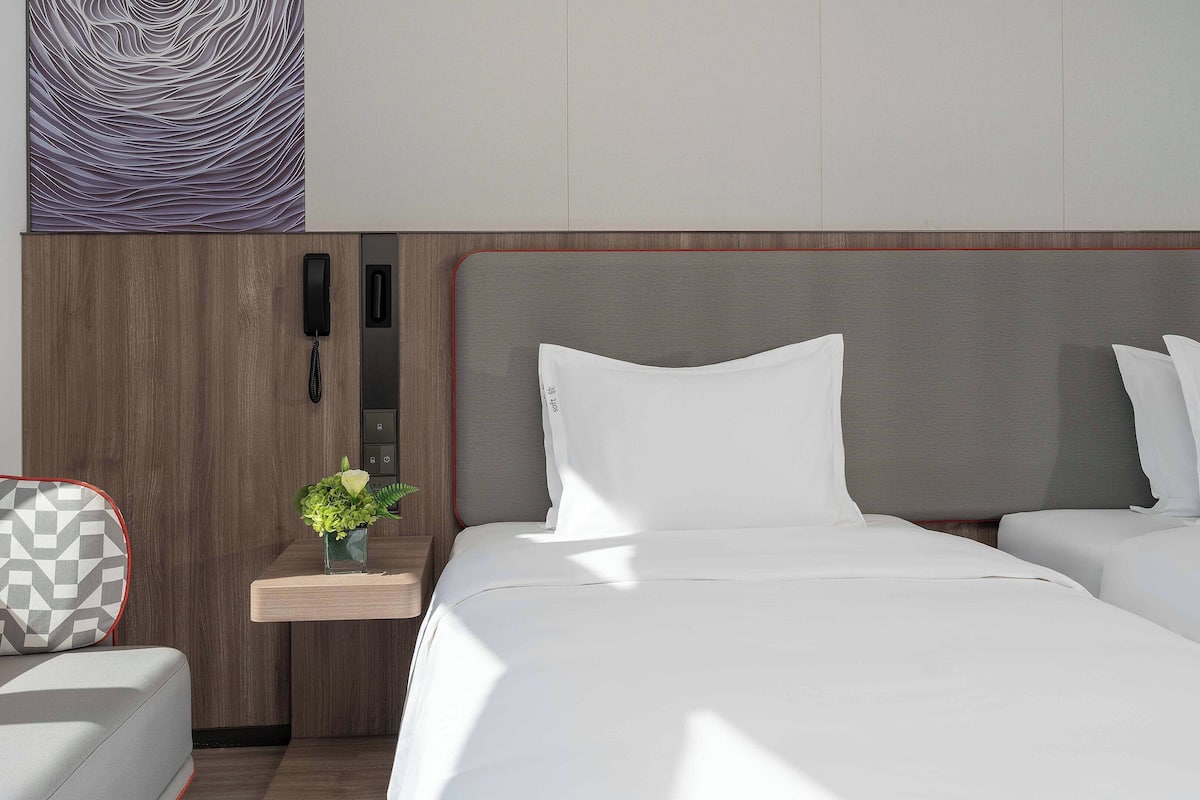 1 bedroom, down duvets, desk, laptop workspace